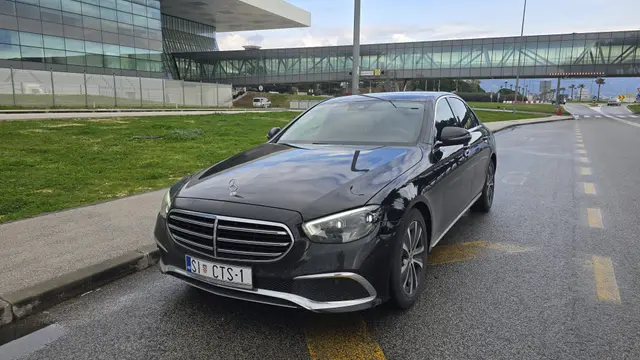 Cipollina Mercedes E-Class executive sedan with professional chauffeur — premium business taxi transfers from Šibenik to Zagreb, Split and Zadar airports